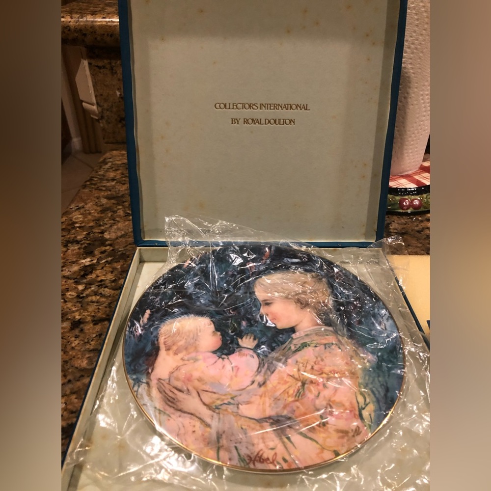 Hibel Kristina & Child limited edition plate